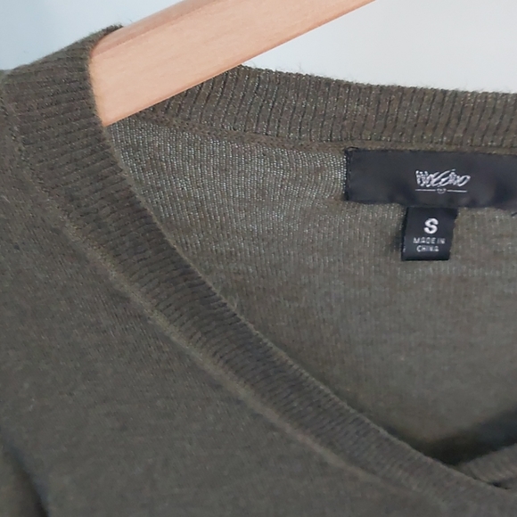 V Neck sweater - Picture 2 of 4